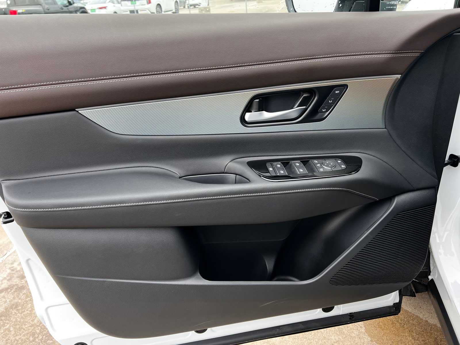 Vehicle image 15 of 24