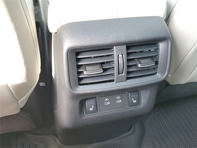 Vehicle image 27 of 33