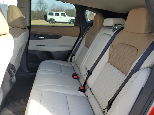 Vehicle image 29 of 33