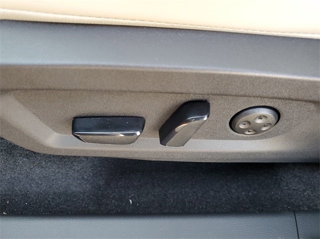 Vehicle image 7 of 33