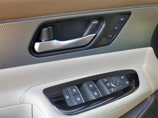 Vehicle image 23 of 33