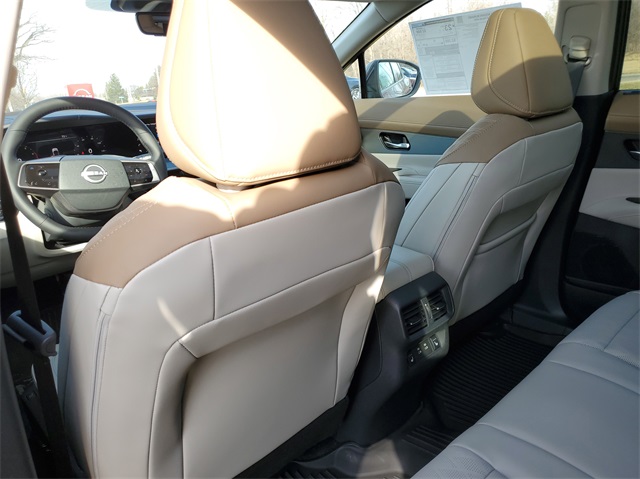 Vehicle image 28 of 33
