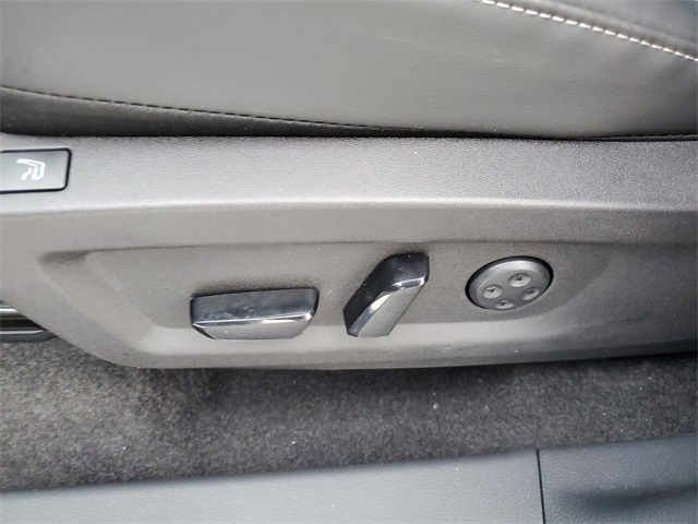 Vehicle image 19 of 34