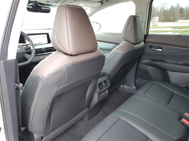 Vehicle image 9 of 34
