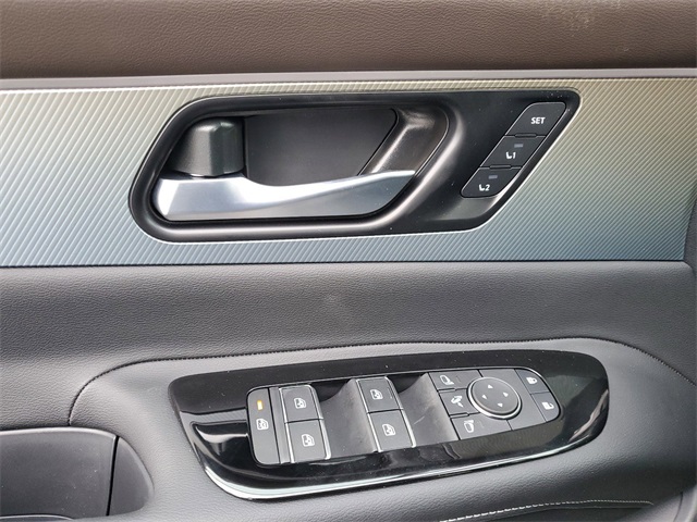 Vehicle image 33 of 34
