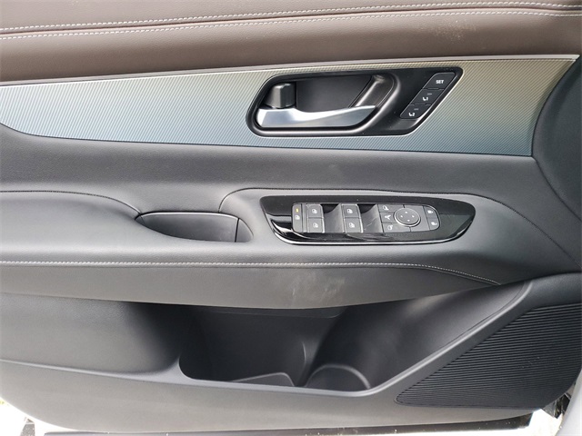 Vehicle image 17 of 34