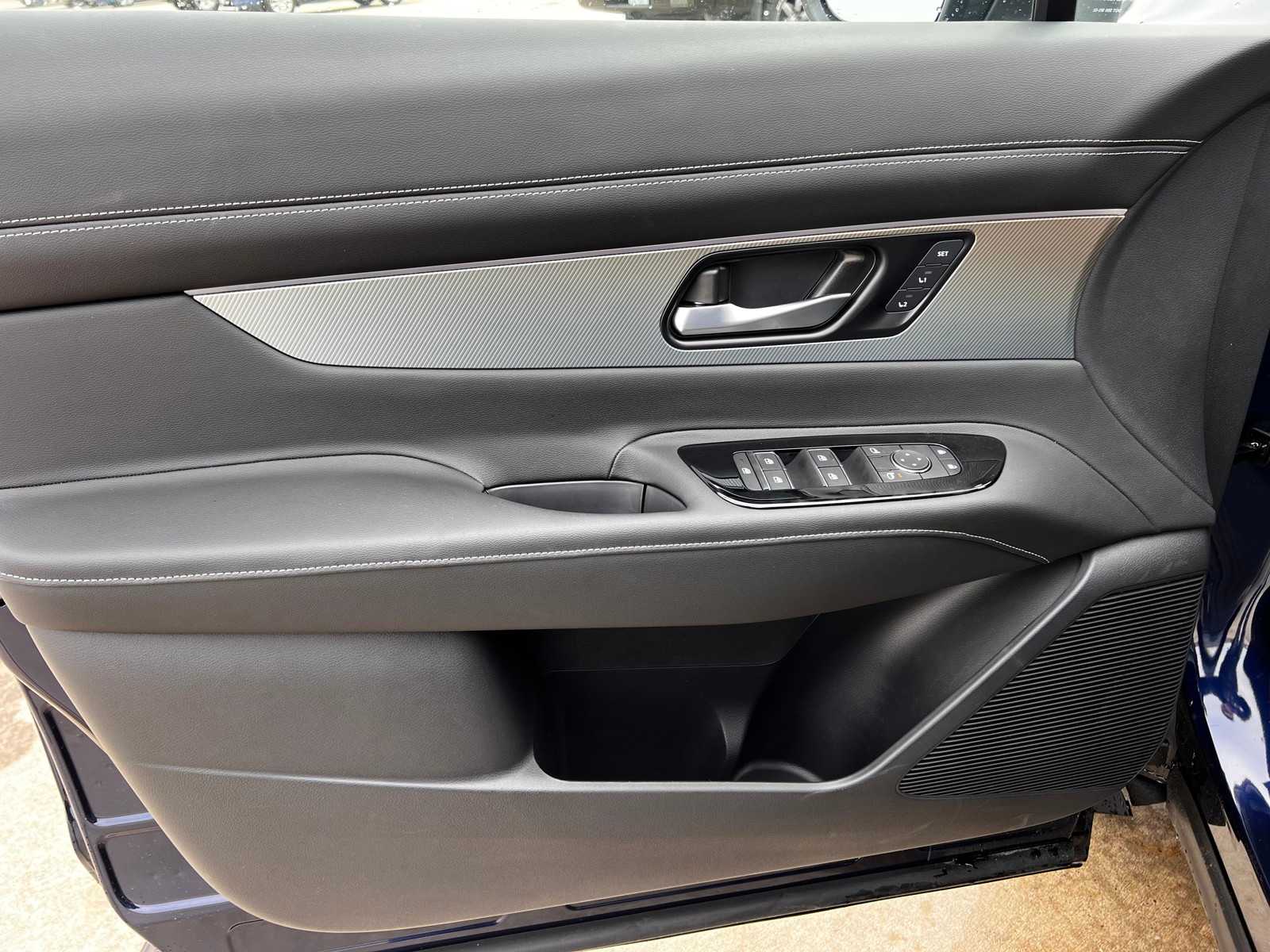 Vehicle image 14 of 22