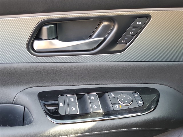 Vehicle image 22 of 34