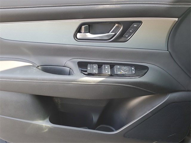 Vehicle image 21 of 34