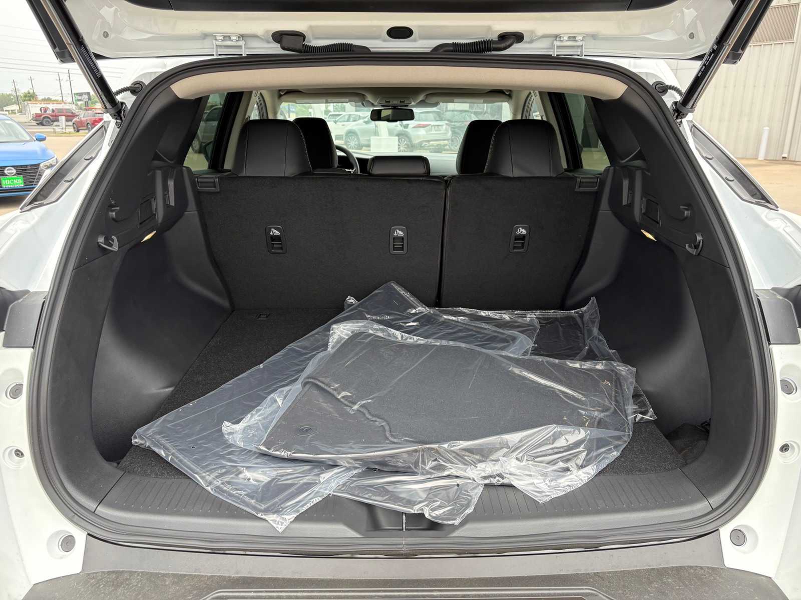 Vehicle image 11 of 23
