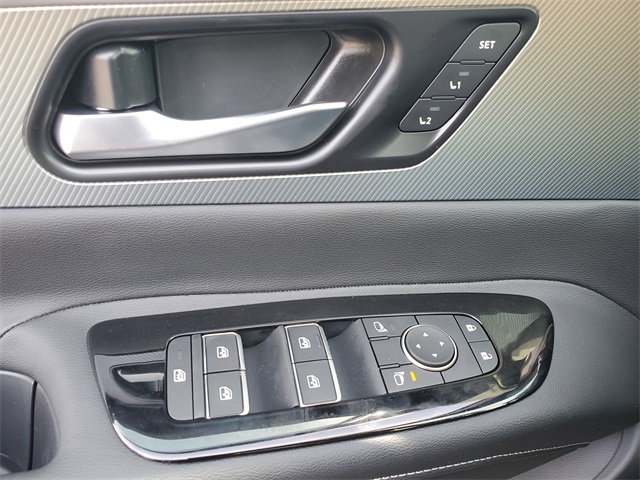 Vehicle image 31 of 34