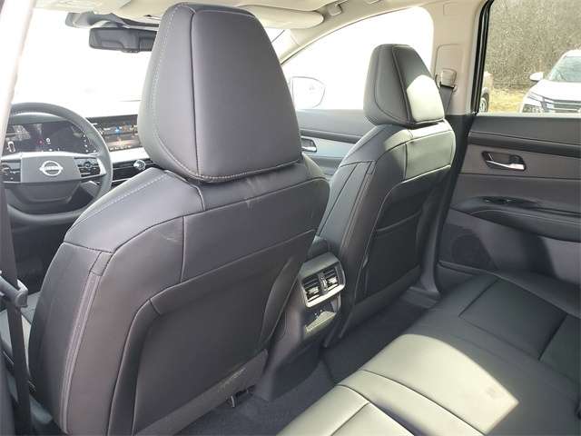 Vehicle image 9 of 34