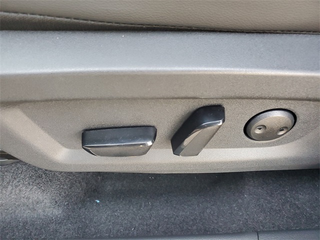 Vehicle image 21 of 34