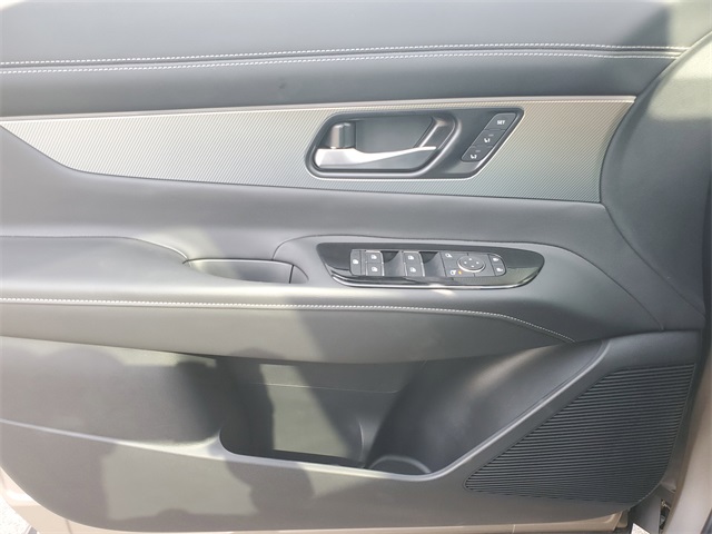 Vehicle image 20 of 34