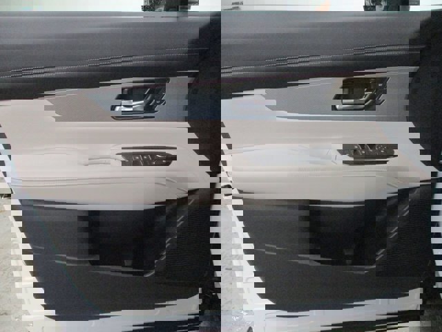 Vehicle image 14 of 34