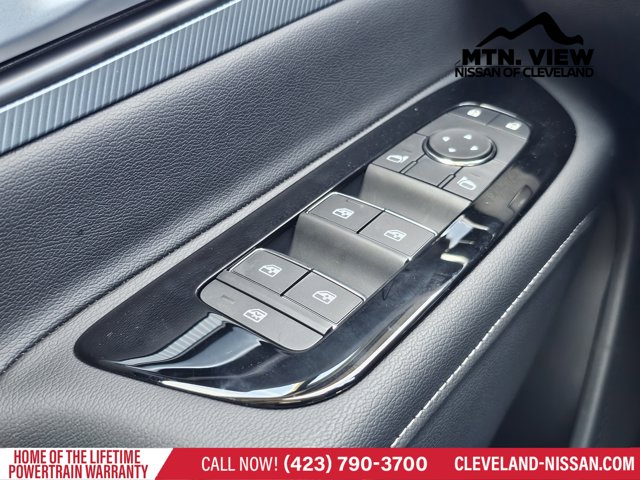 Vehicle image 16 of 19