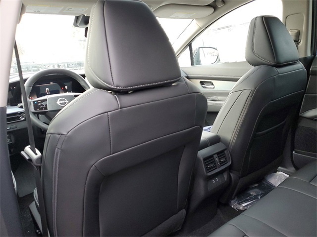 Vehicle image 9 of 33