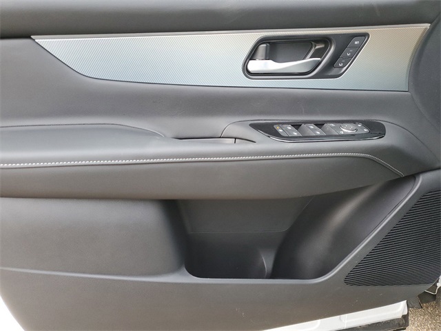 Vehicle image 16 of 33