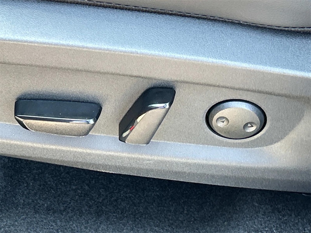 Vehicle image 51 of 70