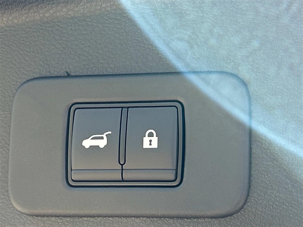 Vehicle image 21 of 70