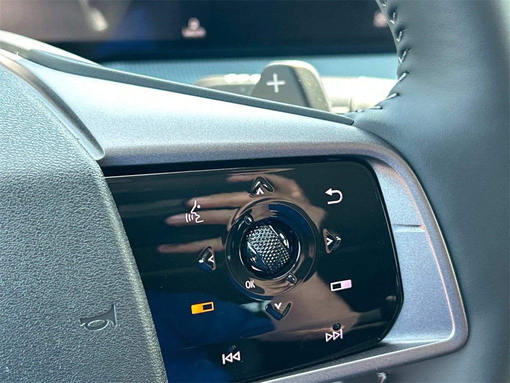 Vehicle image 37 of 70