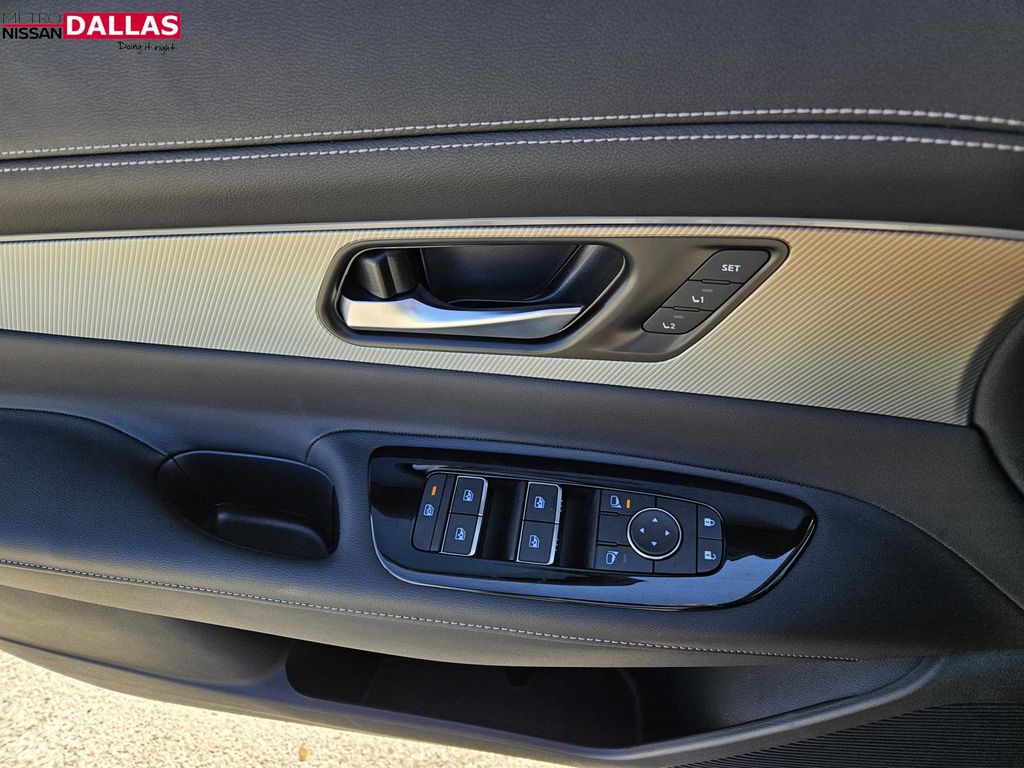 Vehicle image 16 of 25
