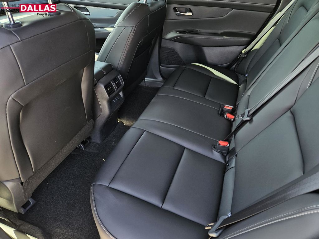 Vehicle image 13 of 25