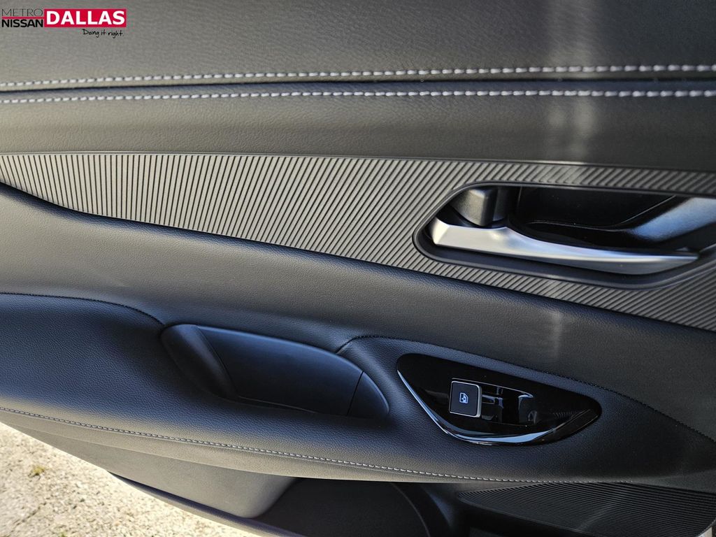 Vehicle image 12 of 25