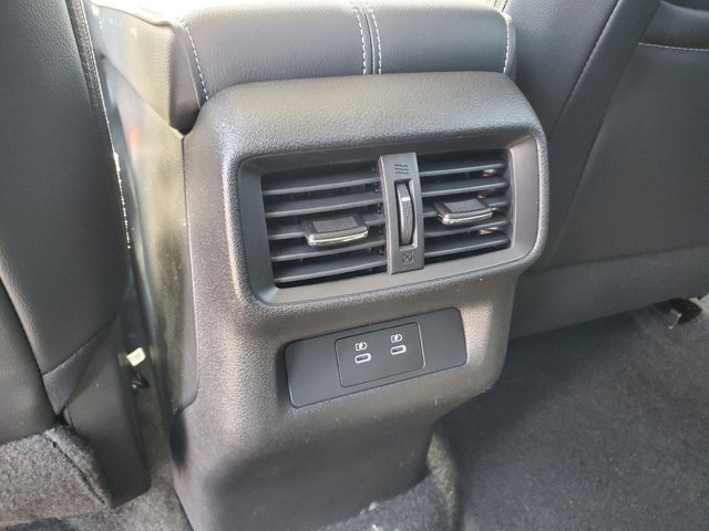 Vehicle image 27 of 30