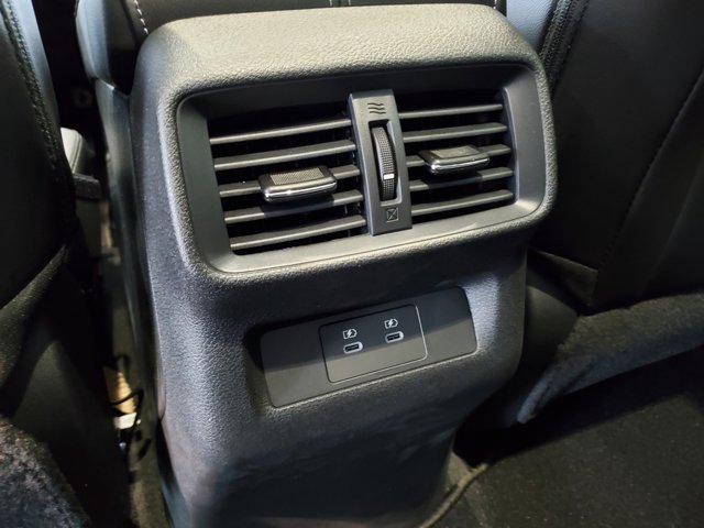 Vehicle image 27 of 30