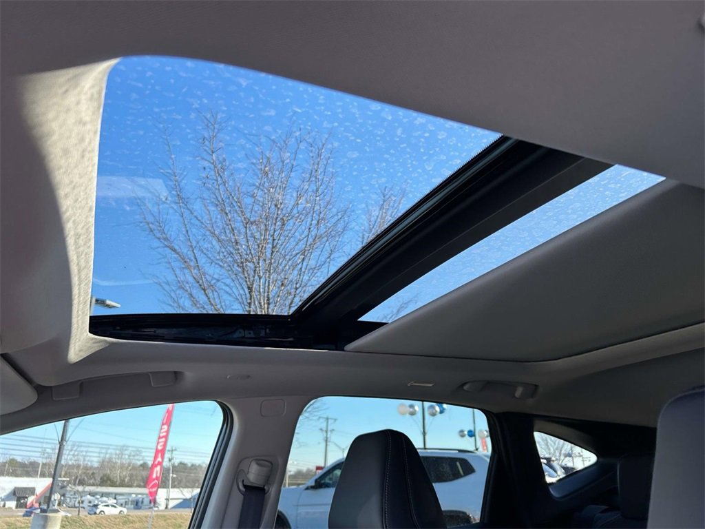 Vehicle image 25 of 37