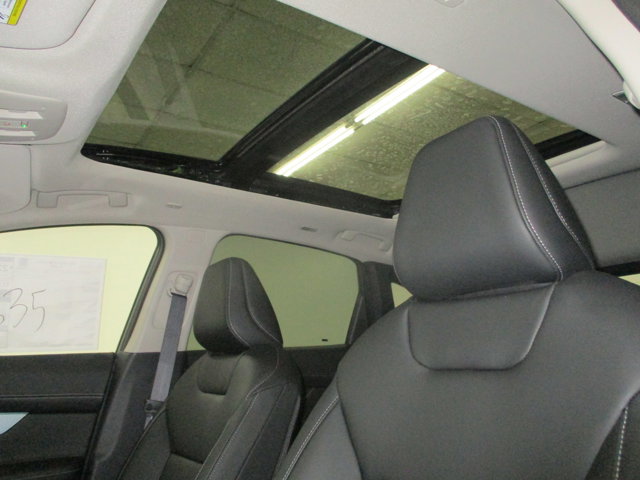 Vehicle image 18 of 34