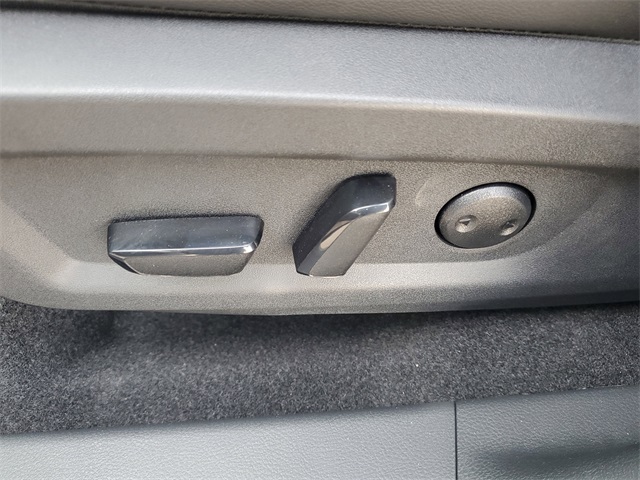 Vehicle image 23 of 37