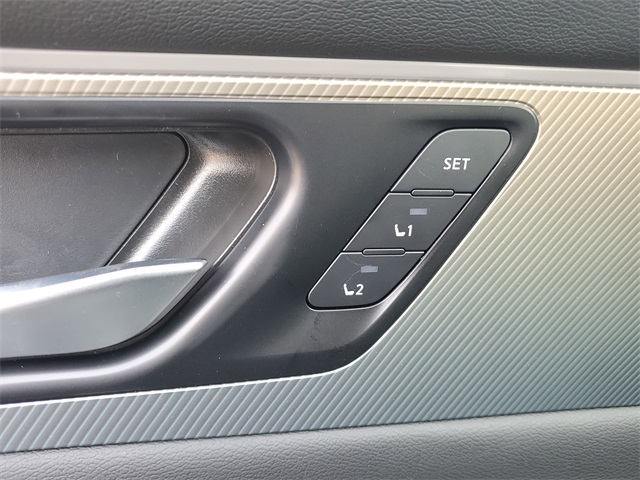 Vehicle image 21 of 37