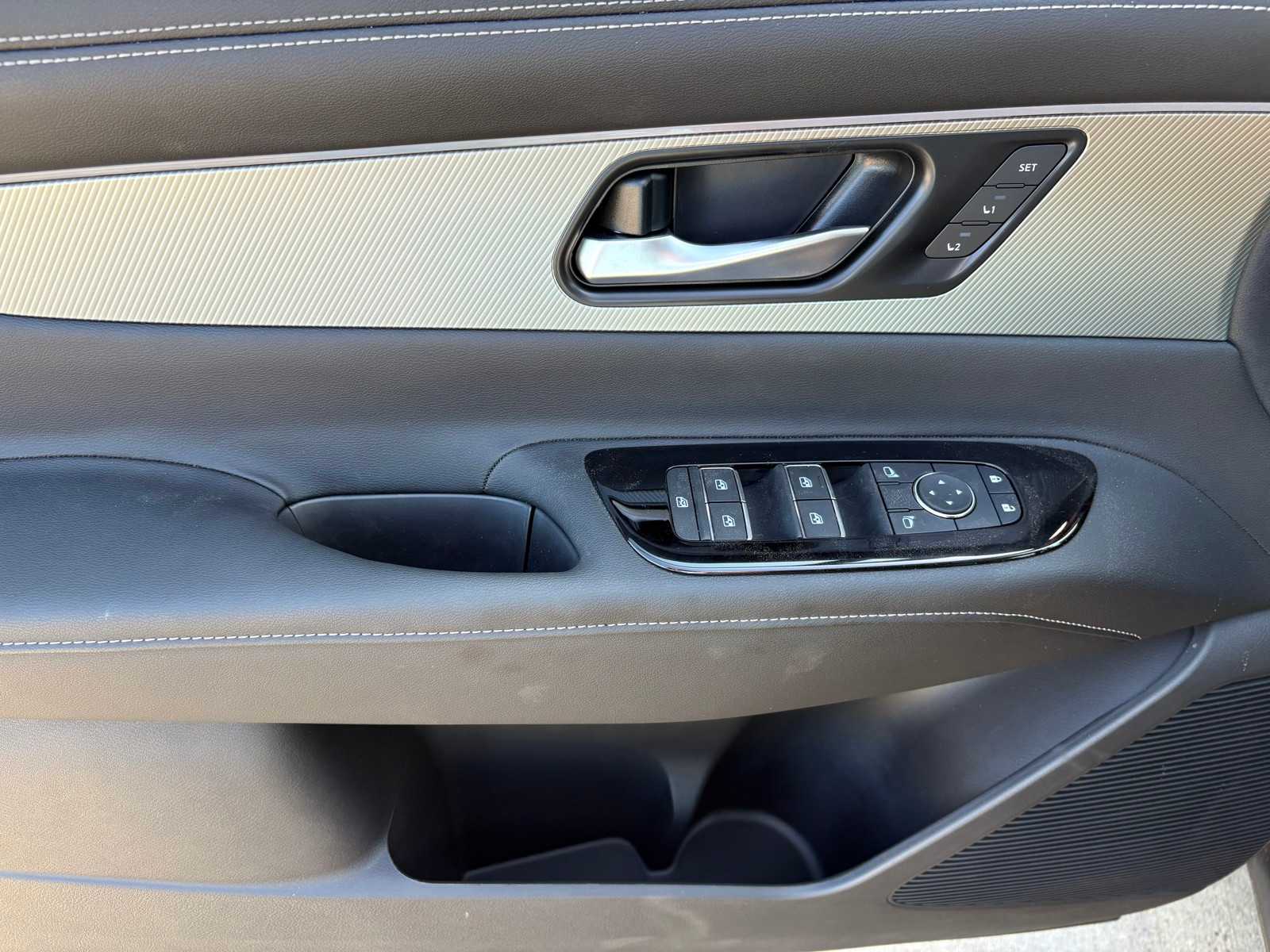 Vehicle image 13 of 23