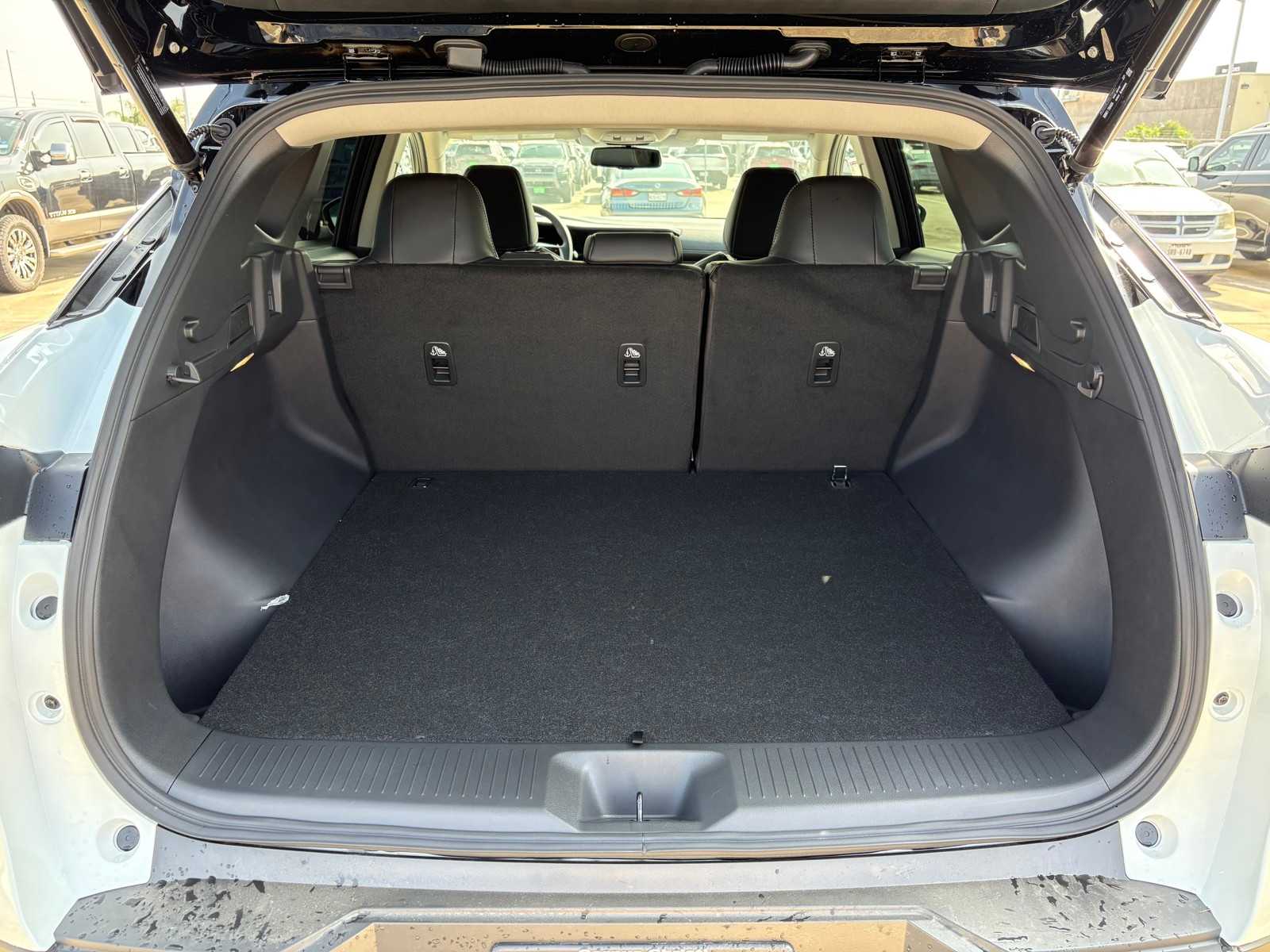 Vehicle image 10 of 23