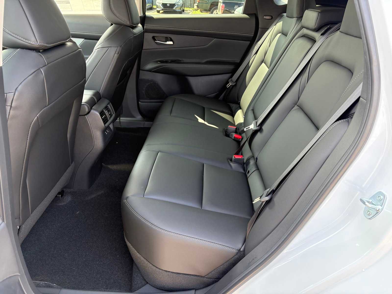 Vehicle image 11 of 23
