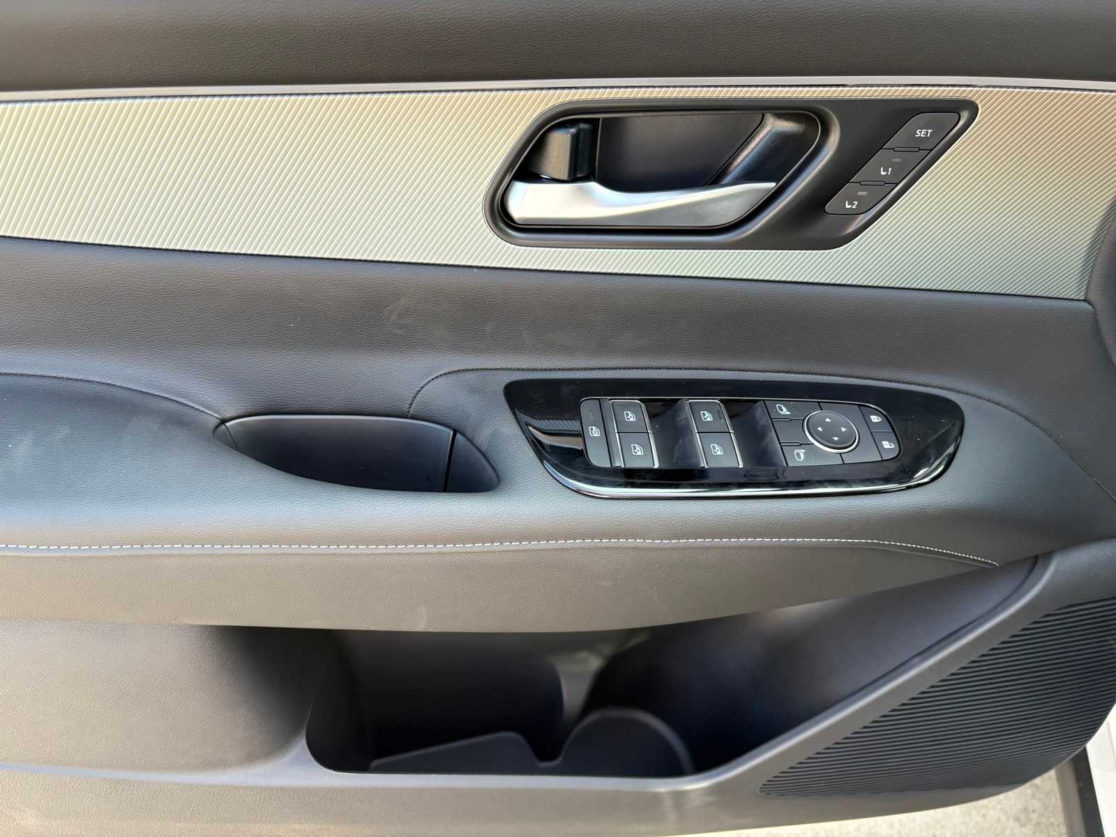 Vehicle image 13 of 23