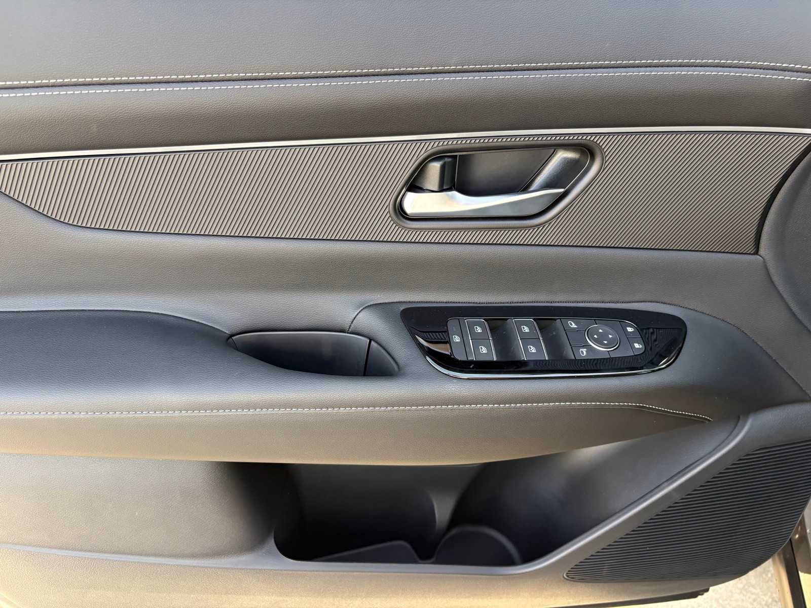 Vehicle image 14 of 23