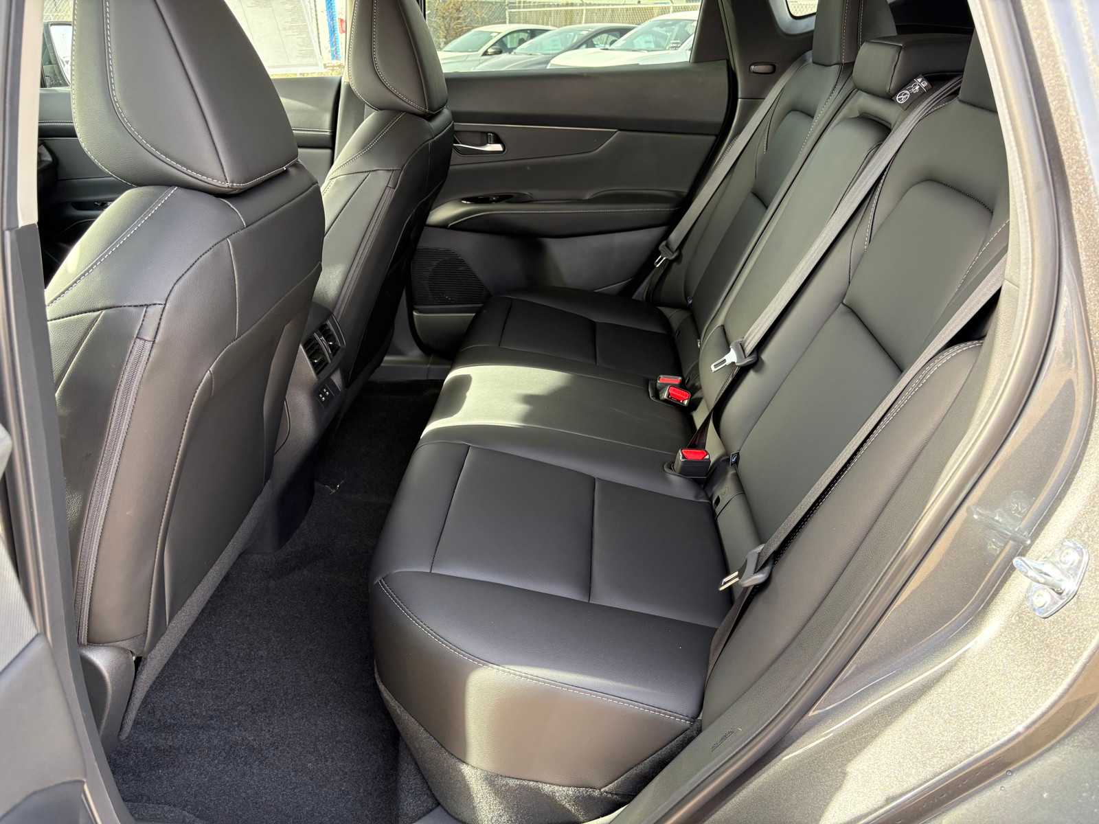 Vehicle image 11 of 23