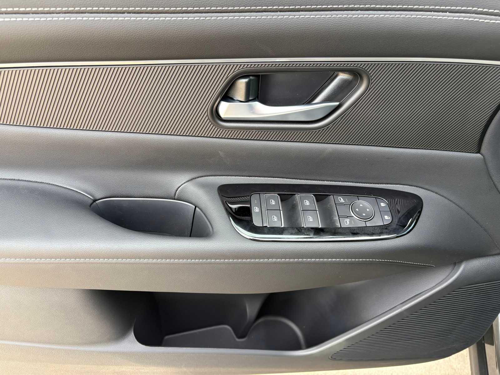 Vehicle image 13 of 22