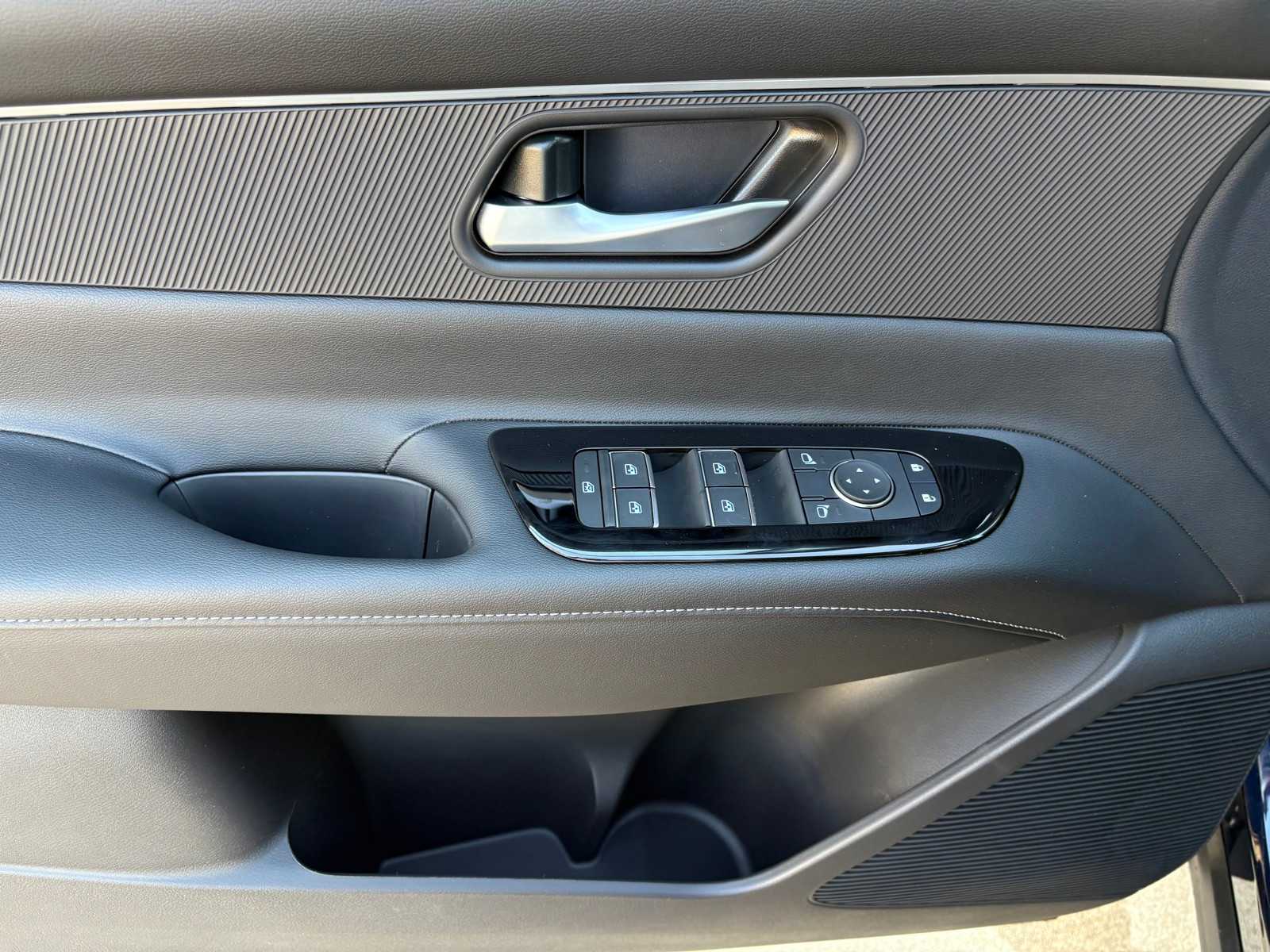 Vehicle image 13 of 22