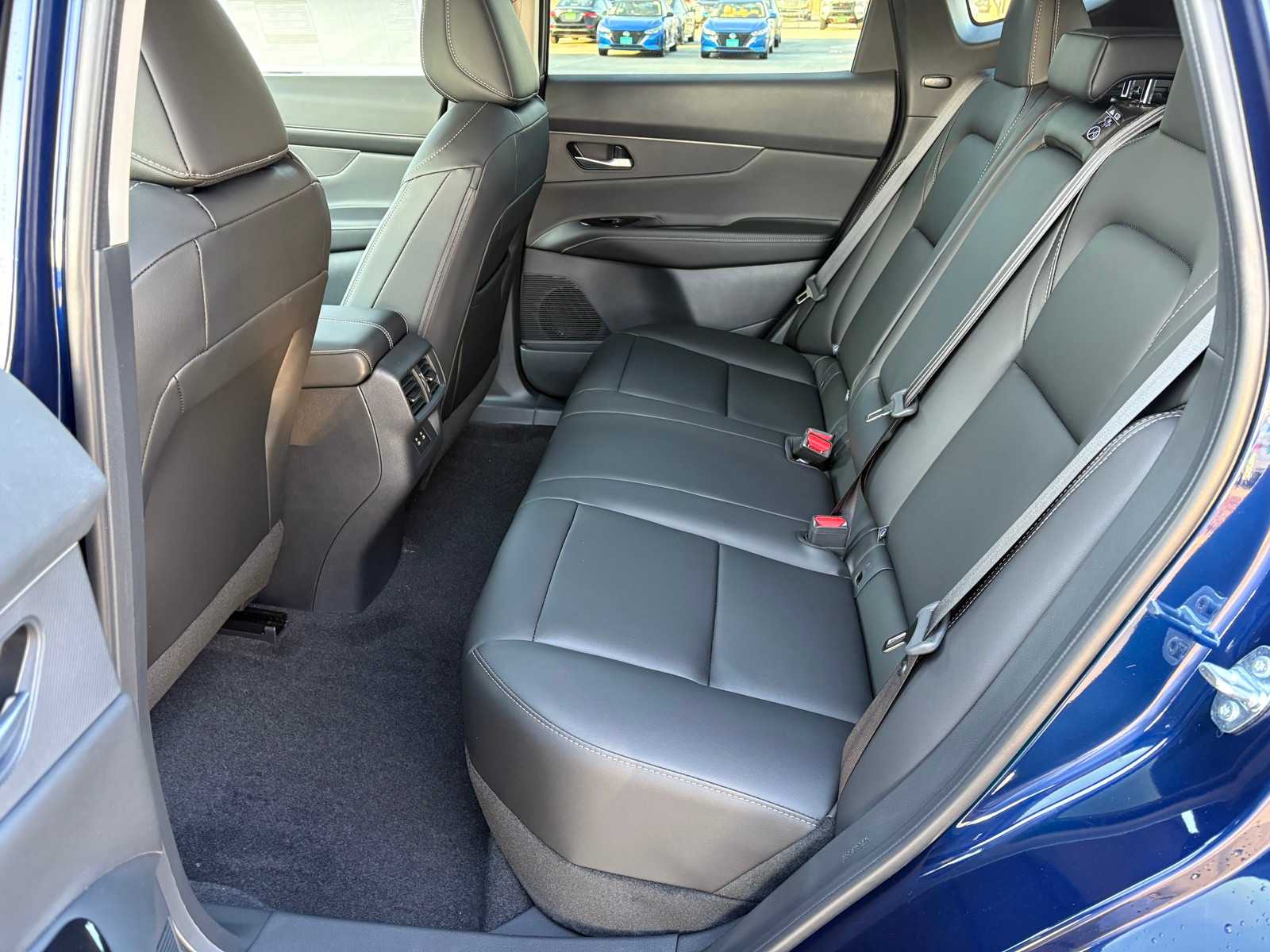 Vehicle image 11 of 22