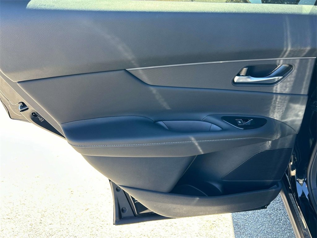 Vehicle image 21 of 35