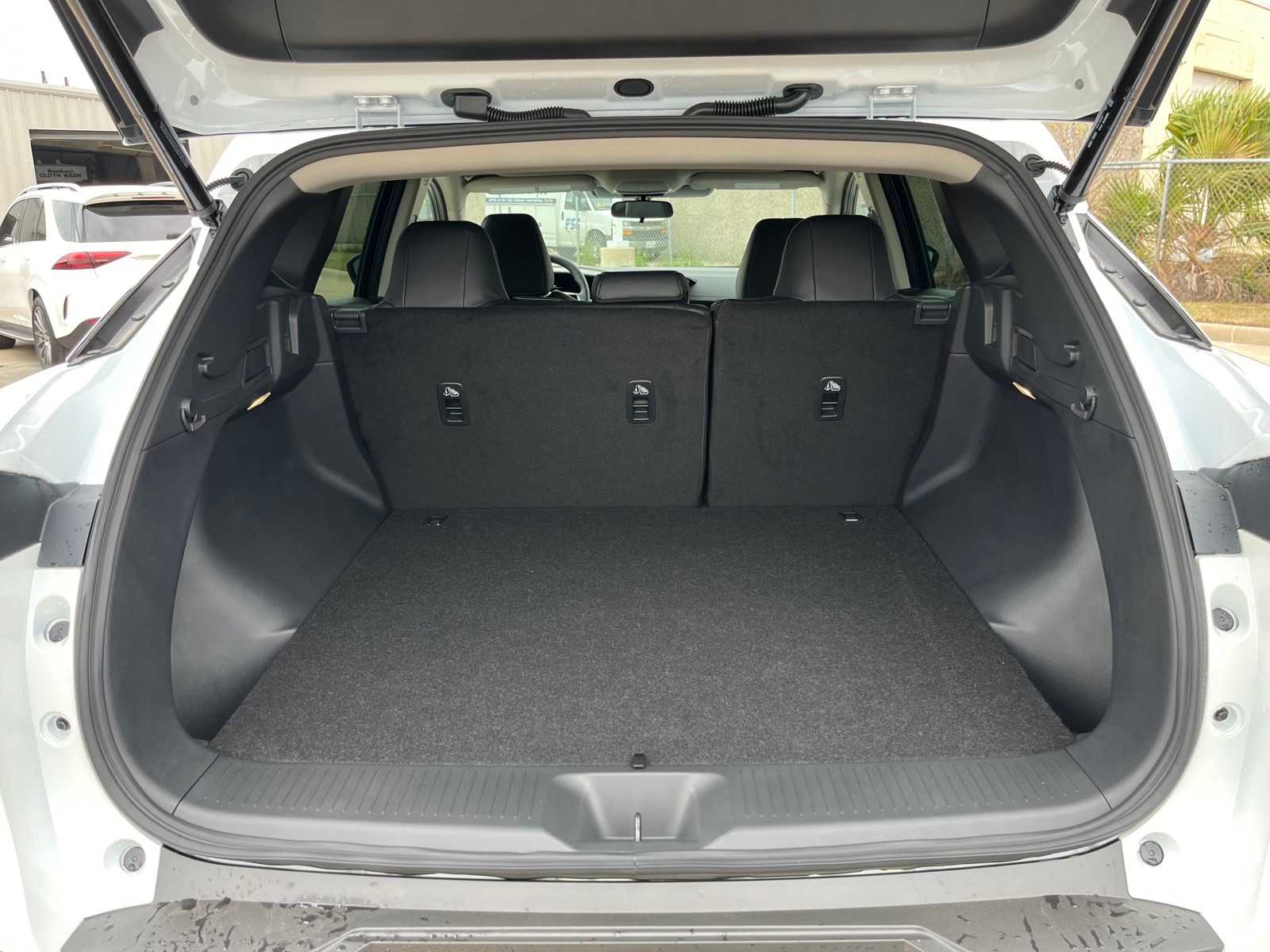 Vehicle image 10 of 22
