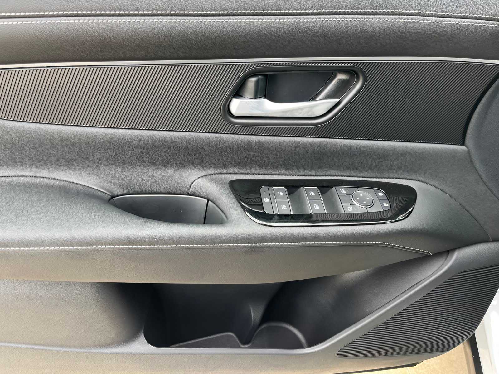 Vehicle image 13 of 22