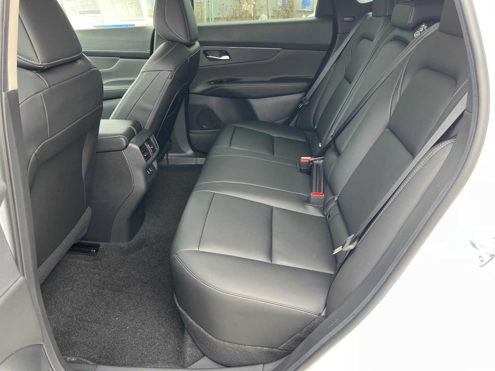 Vehicle image 11 of 22