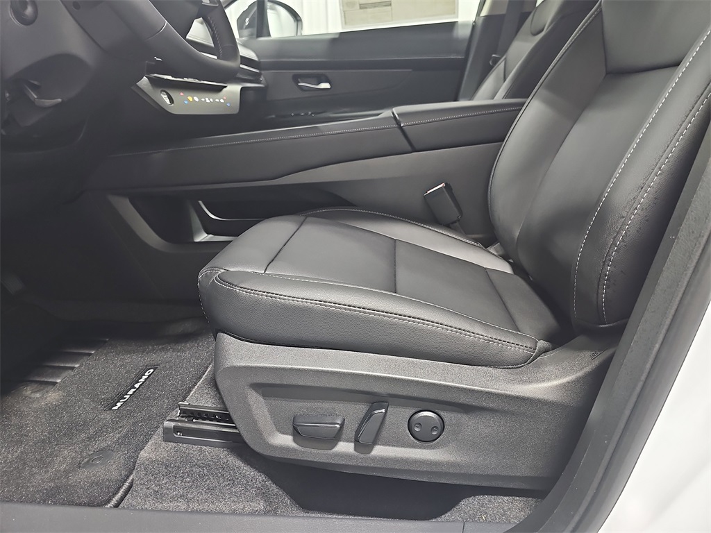 Vehicle image 29 of 35