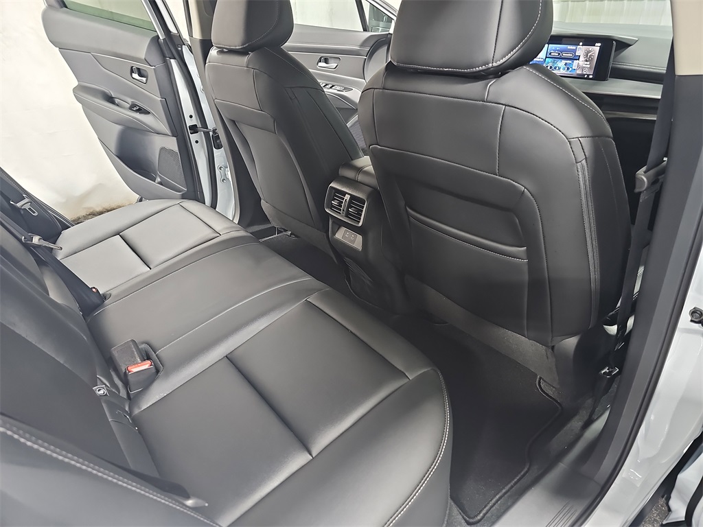 Vehicle image 11 of 35