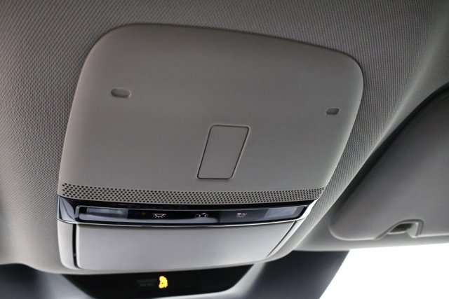 Vehicle image 25 of 32